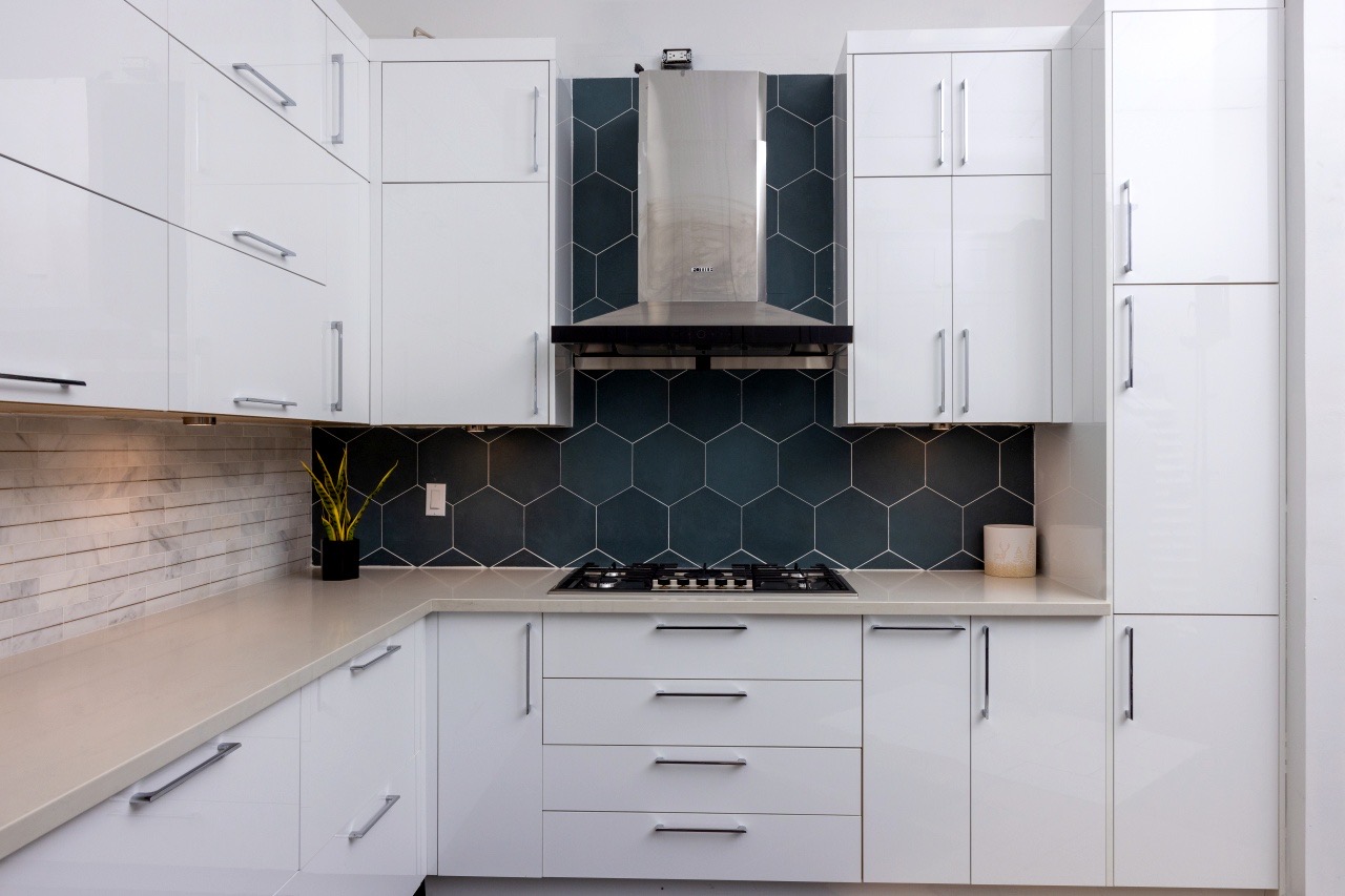 Lakeview Villa kitchen with hex backsplash